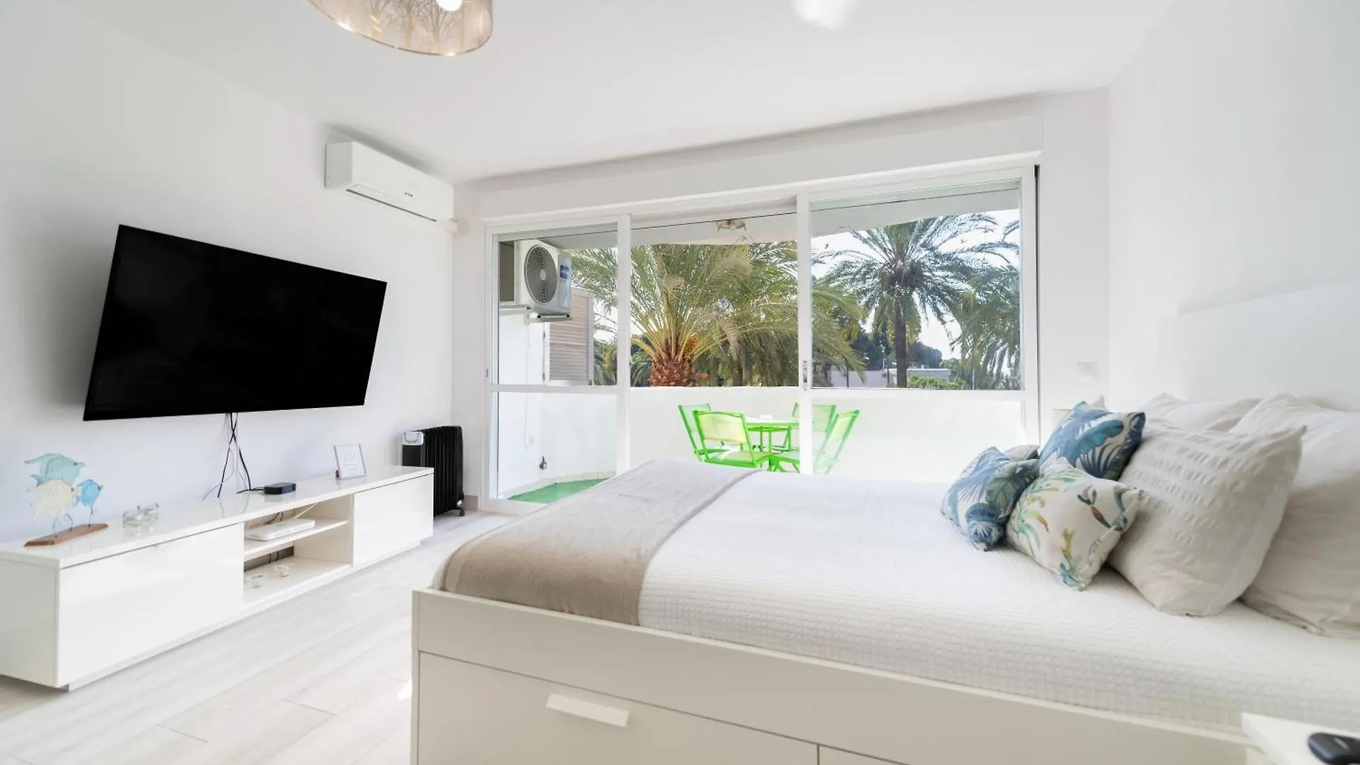 Moderno Estudio Y Piscina A 50 Metros De La Playa contacts